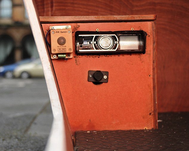 Καταφύγιο αστέγων μήκους 2 μέτρων- Ενα ξύλινο κουτί με φως, ραδιόφωνο και τηλέφωνο [εικόνες]  | iefimerida.gr 3