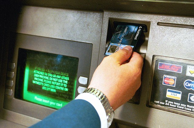 Καρέ-καρέ η νέα κομπίνα απατεώνων: Ετσι παγιδεύουν τα ΑΤΜ και αδειάζουν τους λογαριασμούς [εικόνες] | iefimerida.gr 5