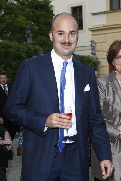 Ο πλουσιότερος ευγενής της Ευρώπης -Ο 31χρονος καλλονός πρίγκιπας που δεν έχει... χώρα να διοικήσει [εικόνες]  | iefimerida.gr 3