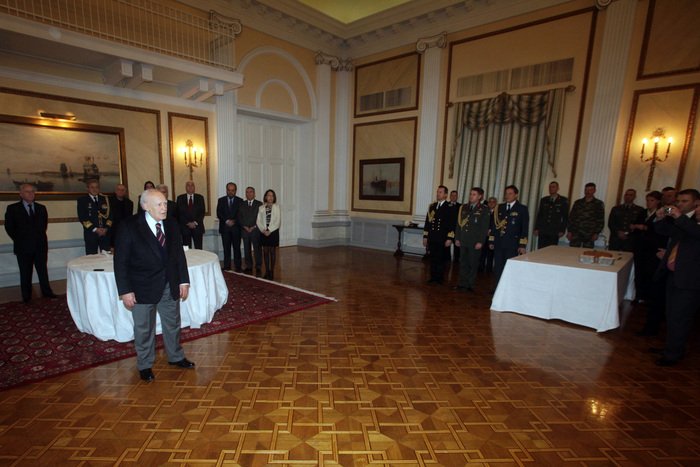 Συγκίνηση στην κοπή πίτας της Προεδρίας: Ο αποχαιρετισμός Παπούλια με... χρησμό [εικόνες] | iefimerida.gr 0