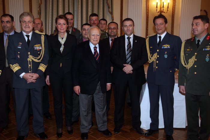 Συγκίνηση στην κοπή πίτας της Προεδρίας: Ο αποχαιρετισμός Παπούλια με... χρησμό [εικόνες] | iefimerida.gr 2