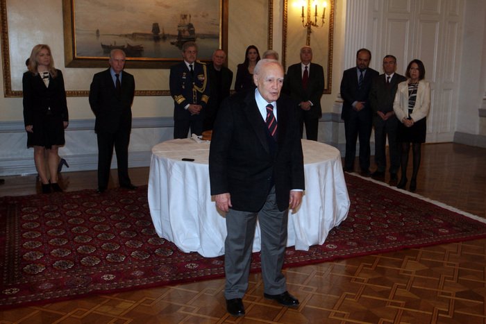 Συγκίνηση στην κοπή πίτας της Προεδρίας: Ο αποχαιρετισμός Παπούλια με... χρησμό [εικόνες] | iefimerida.gr 4