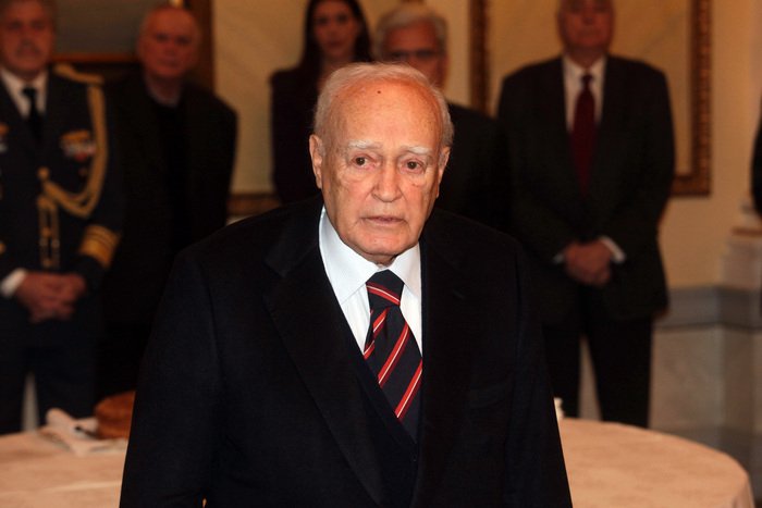 Συγκίνηση στην κοπή πίτας της Προεδρίας: Ο αποχαιρετισμός Παπούλια με... χρησμό [εικόνες] | iefimerida.gr 1