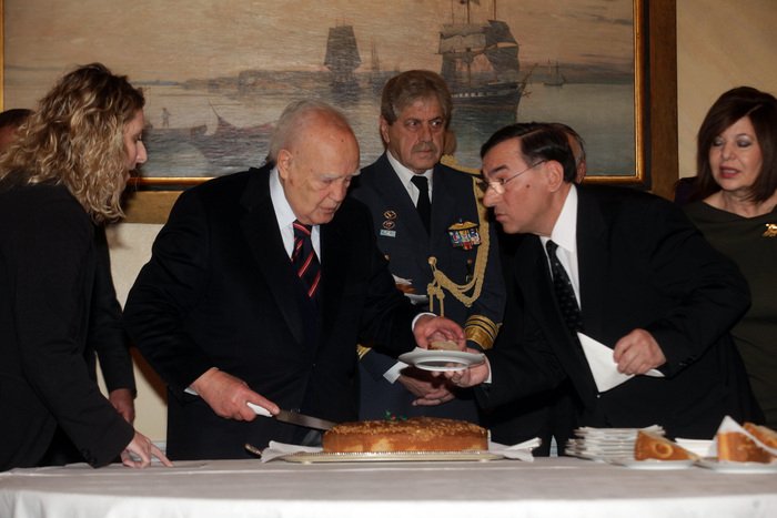 Συγκίνηση στην κοπή πίτας της Προεδρίας: Ο αποχαιρετισμός Παπούλια με... χρησμό [εικόνες] | iefimerida.gr 3