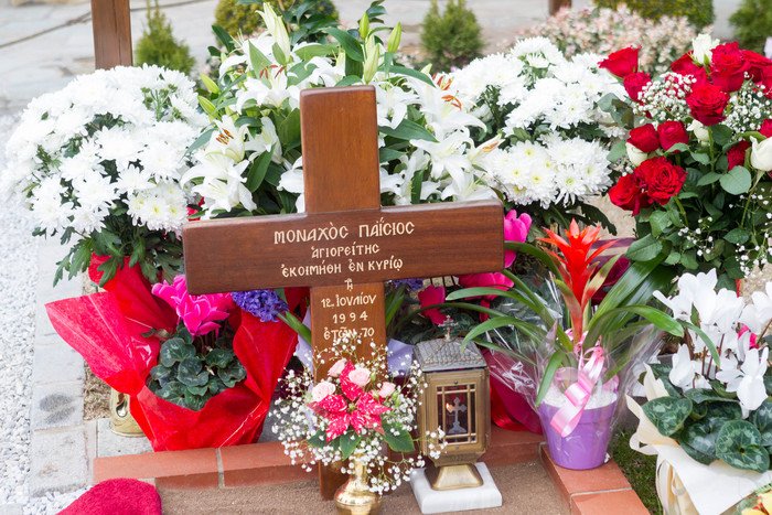 Πλήθος προσκυνητών συρρέουν στον τάφο του γέροντα Παΐσιου [εικόνες] | iefimerida.gr 0