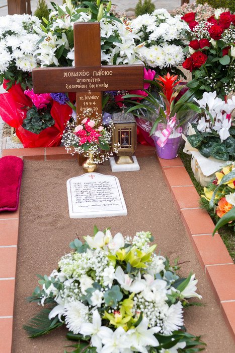 Πλήθος προσκυνητών συρρέουν στον τάφο του γέροντα Παΐσιου [εικόνες] | iefimerida.gr 1