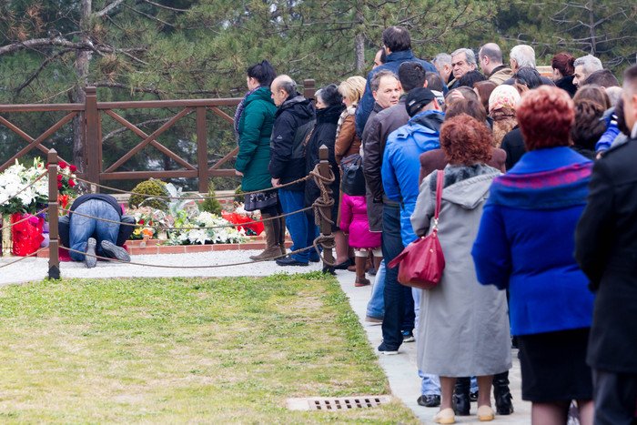 Πλήθος προσκυνητών συρρέουν στον τάφο του γέροντα Παΐσιου [εικόνες] | iefimerida.gr 2