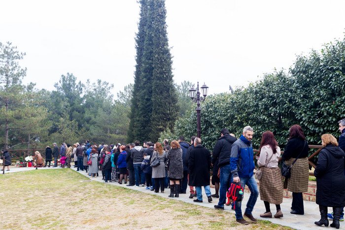 Πλήθος προσκυνητών συρρέουν στον τάφο του γέροντα Παΐσιου [εικόνες] | iefimerida.gr 3