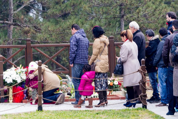 Πλήθος προσκυνητών συρρέουν στον τάφο του γέροντα Παΐσιου [εικόνες] | iefimerida.gr 4