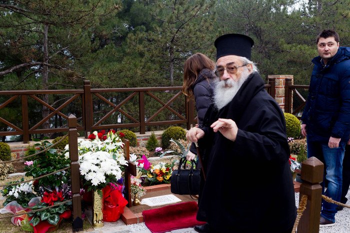 Πλήθος προσκυνητών συρρέουν στον τάφο του γέροντα Παΐσιου [εικόνες] | iefimerida.gr 5