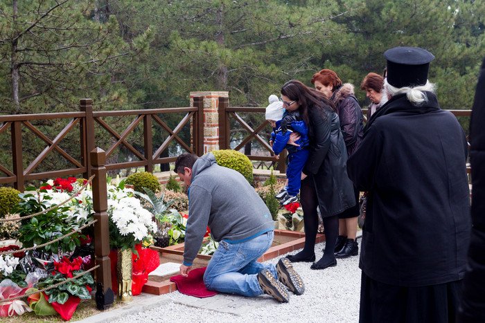Πλήθος προσκυνητών συρρέουν στον τάφο του γέροντα Παΐσιου [εικόνες] | iefimerida.gr 6