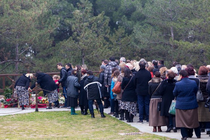 Πλήθος προσκυνητών συρρέουν στον τάφο του γέροντα Παΐσιου [εικόνες] | iefimerida.gr 7