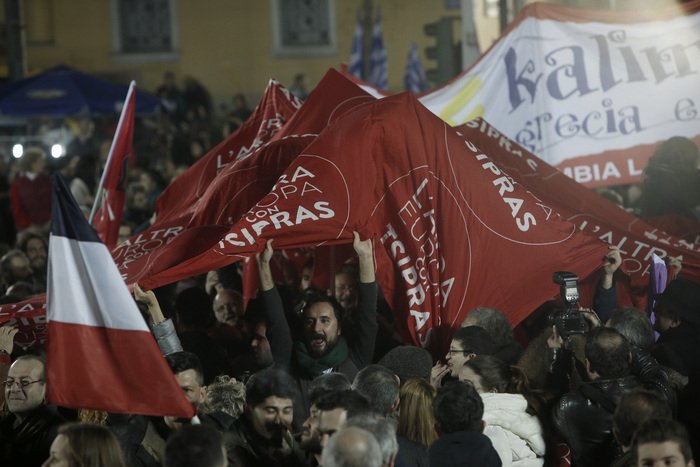 Χιλιάδες κόσμου στα Προπύλαια πανηγύρισαν τη νίκη του ΣΥΡΙΖΑ [εικόνες] | iefimerida.gr 0