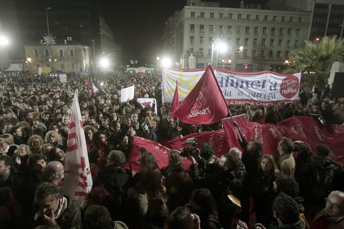 Χιλιάδες κόσμου στα Προπύλαια πανηγύρισαν τη νίκη του ΣΥΡΙΖΑ [εικόνες] | iefimerida.gr 3