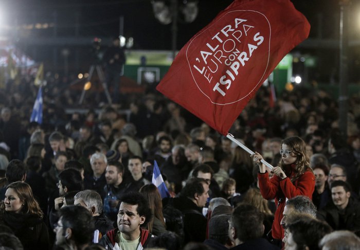 Χιλιάδες κόσμου στα Προπύλαια πανηγύρισαν τη νίκη του ΣΥΡΙΖΑ [εικόνες] | iefimerida.gr 1
