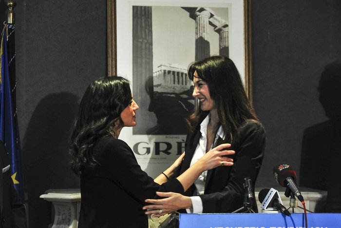 Οταν η όμορφη Ολγα παρέδωσε στην ωραία Ελενα το υπουργείο τουρισμού [εικόνες] | iefimerida.gr 4