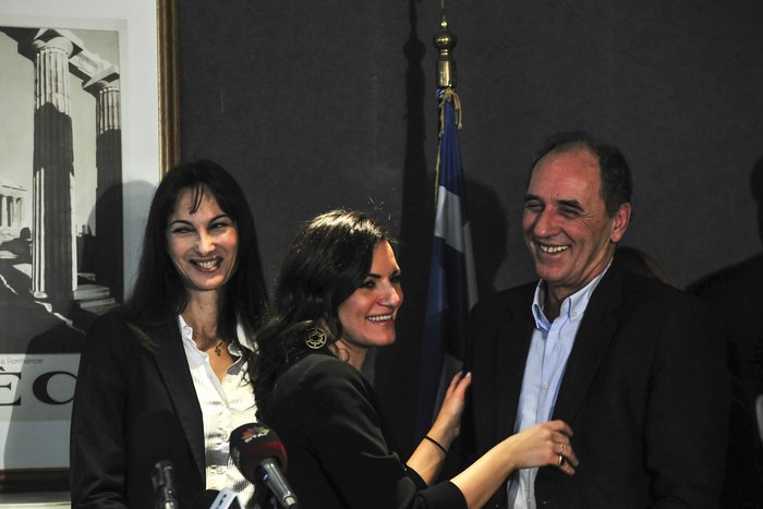 Η Ολγα Κεφαλογιάννη δεν μπορεί να πάρει τα χέρια της πάνω από τον ξεκαρδισμένο Σταθάκη [εικόνες] | iefimerida.gr 2