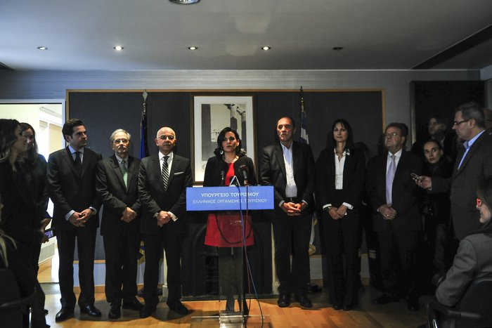 Οταν η όμορφη Ολγα παρέδωσε στην ωραία Ελενα το υπουργείο τουρισμού [εικόνες] | iefimerida.gr 3