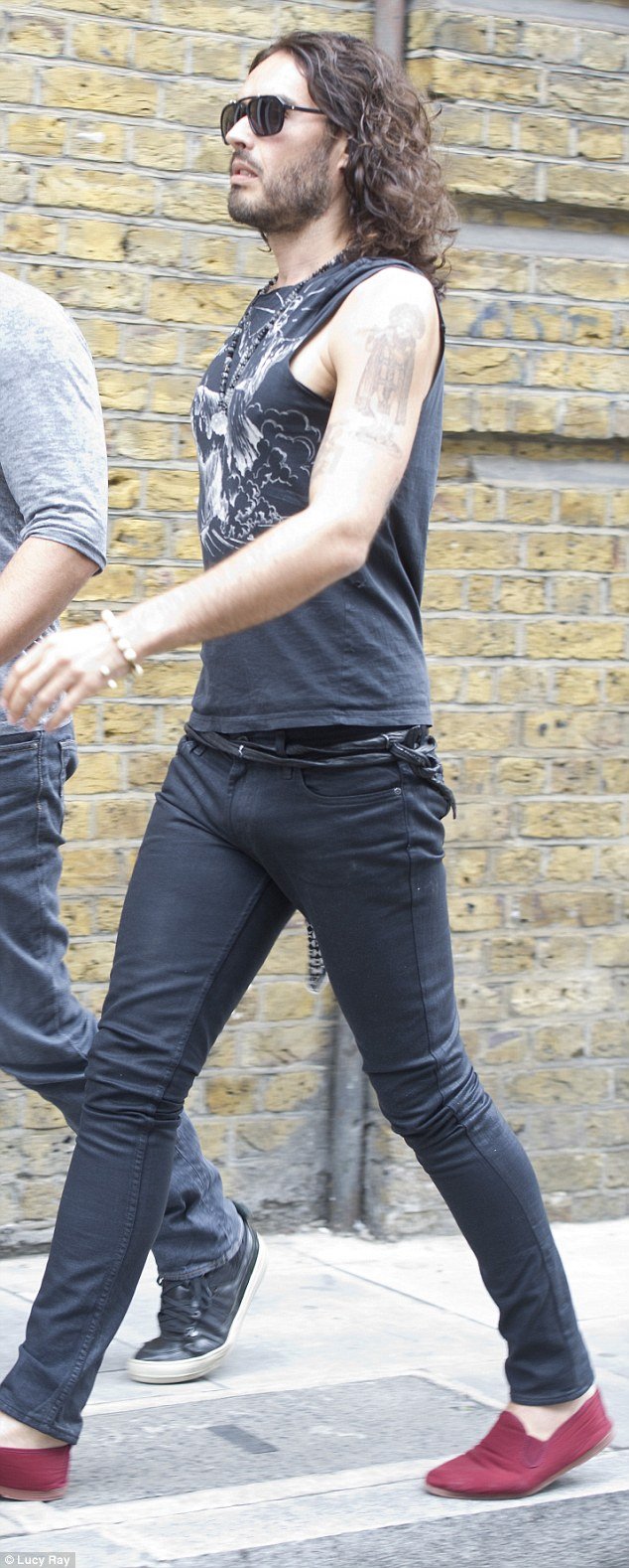 Αυτό είναι το τζιν που κλέβουν τελευταία μανιωδώς οι άνδρες από τις γυναίκες τους [εικόνες] | iefimerida.gr 1