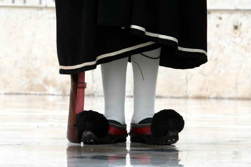 Εβαλαν τις κάπες οι τσολιάδες: Το τσουχτερό κρύο «άγγιξε» και την Προεδρική Φρουρά [εικόνες] | iefimerida.gr 0