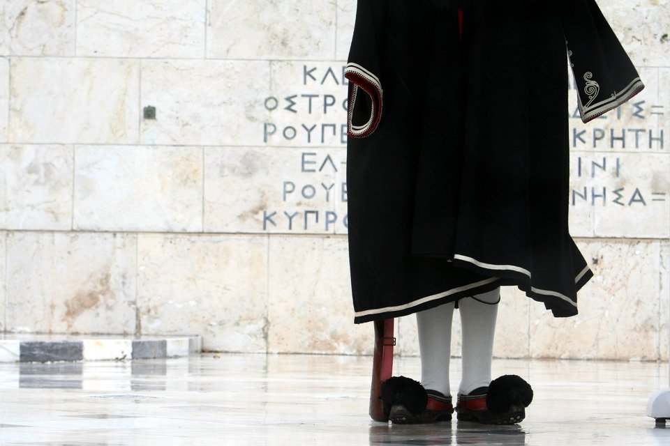 Εβαλαν τις κάπες οι τσολιάδες: Το τσουχτερό κρύο «άγγιξε» και την Προεδρική Φρουρά [εικόνες] | iefimerida.gr 1