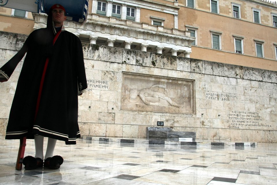 Εβαλαν τις κάπες οι τσολιάδες: Το τσουχτερό κρύο «άγγιξε» και την Προεδρική Φρουρά [εικόνες] | iefimerida.gr 3