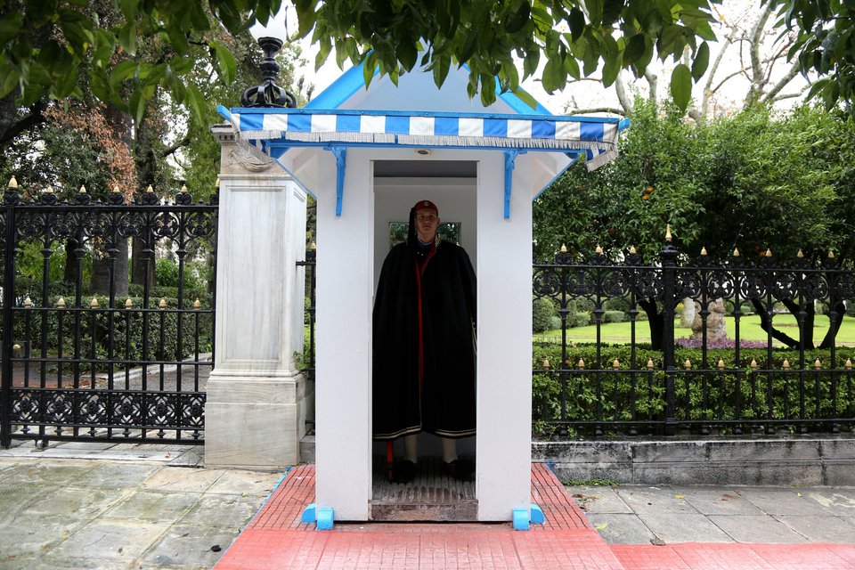 Εβαλαν τις κάπες οι τσολιάδες: Το τσουχτερό κρύο «άγγιξε» και την Προεδρική Φρουρά [εικόνες] | iefimerida.gr 4