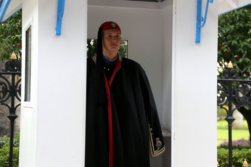 Εβαλαν τις κάπες οι τσολιάδες: Το τσουχτερό κρύο «άγγιξε» και την Προεδρική Φρουρά [εικόνες] | iefimerida.gr 6