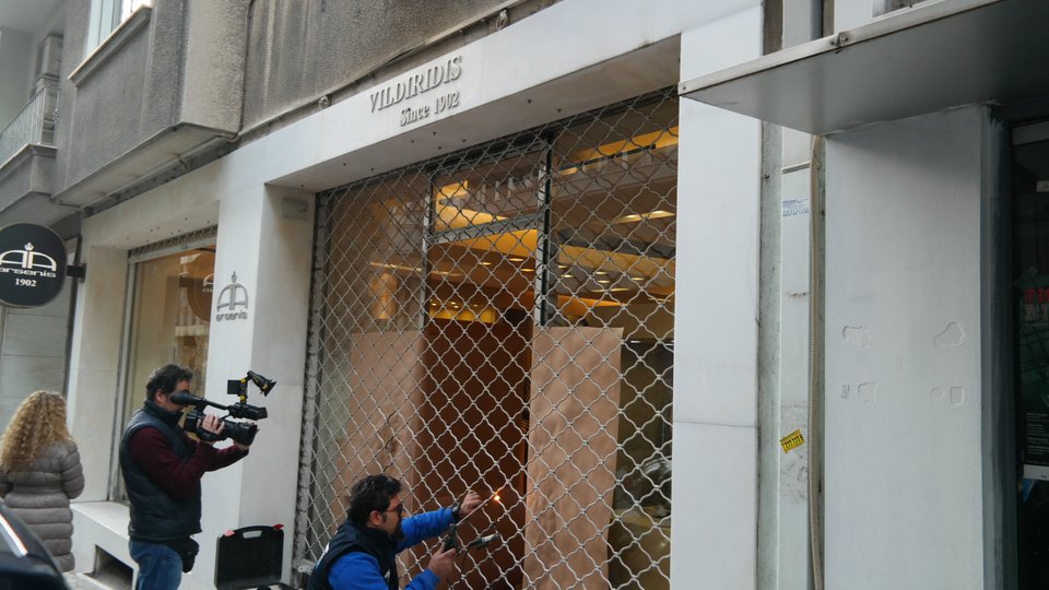Διαρρήκτες «χτύπησαν» γνωστό κοσμηματοπωλείο στο κέντρο της Αθήνας -Λεία δεκάδων χιλιάδων ευρώ [εικόνες] | iefimerida.gr 0