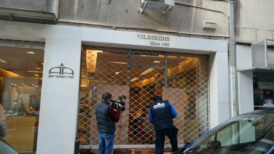 Διαρρήκτες «χτύπησαν» γνωστό κοσμηματοπωλείο στο κέντρο της Αθήνας -Λεία δεκάδων χιλιάδων ευρώ [εικόνες] | iefimerida.gr 1