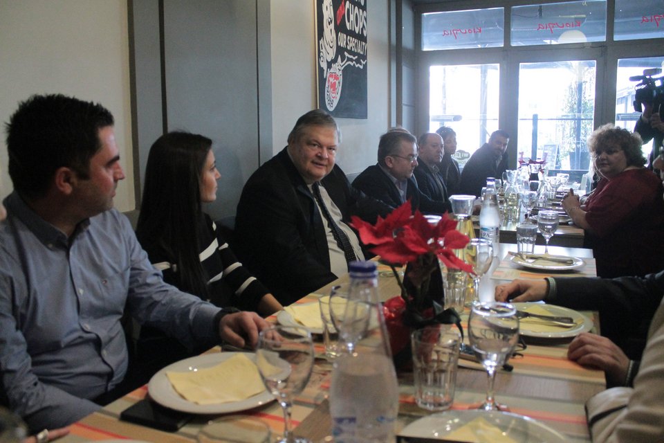 Σε ουζερί στα Λαδάδικα ο Βενιζέλος -Χαλαρές στιγμές πριν από τις εκλογές [εικόνες] | iefimerida.gr 3