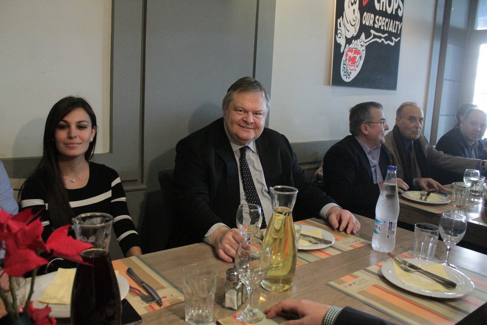 Σε ουζερί στα Λαδάδικα ο Βενιζέλος -Χαλαρές στιγμές πριν από τις εκλογές [εικόνες] | iefimerida.gr 4