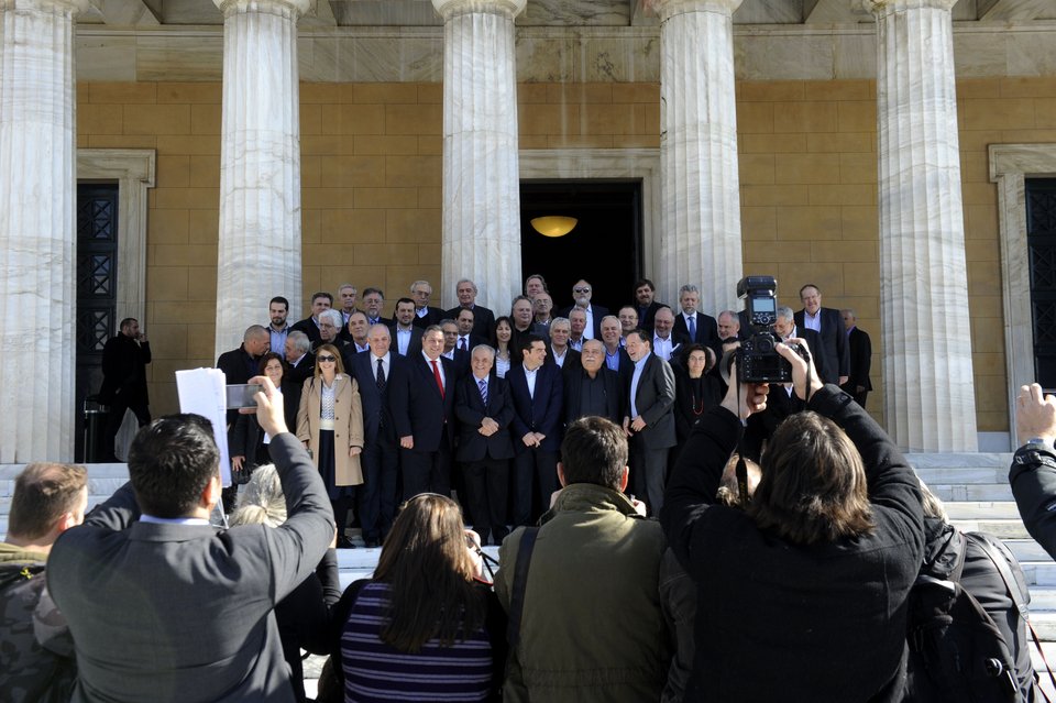 Εβγαλαν τα κάγκελα από την πλατεία Συντάγματος -Οι αναμνηστικές φωτογραφίες της κυβέρνησης [εικόνες] | iefimerida.gr 13