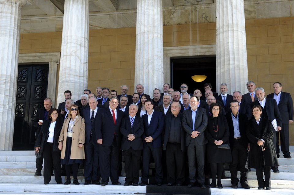 Εβγαλαν τα κάγκελα από την πλατεία Συντάγματος -Οι αναμνηστικές φωτογραφίες της κυβέρνησης [εικόνες] | iefimerida.gr 14