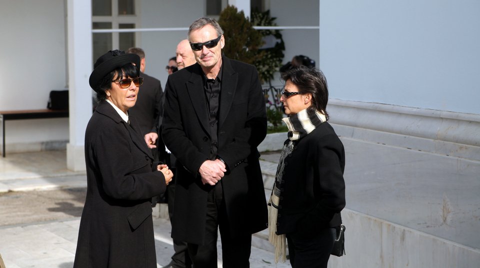 Aθάνατος! Συγκίνηση και πλήθος κόσμου στο τελευταίο «αντίο» στον Ντέμη Ρούσσο [εικόνες] | iefimerida.gr 4