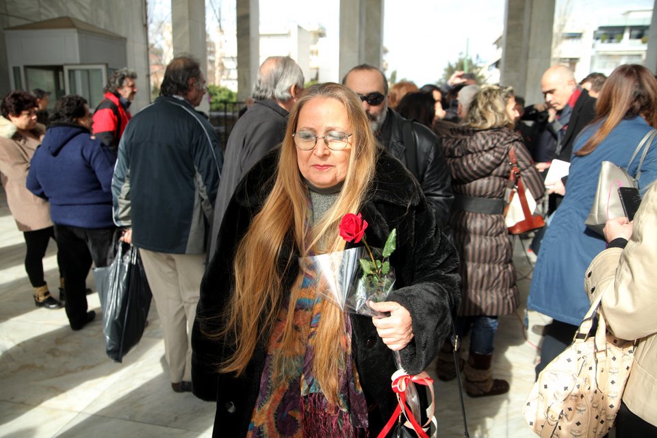 Aθάνατος! Συγκίνηση και πλήθος κόσμου στο τελευταίο «αντίο» στον Ντέμη Ρούσσο [εικόνες] | iefimerida.gr 6