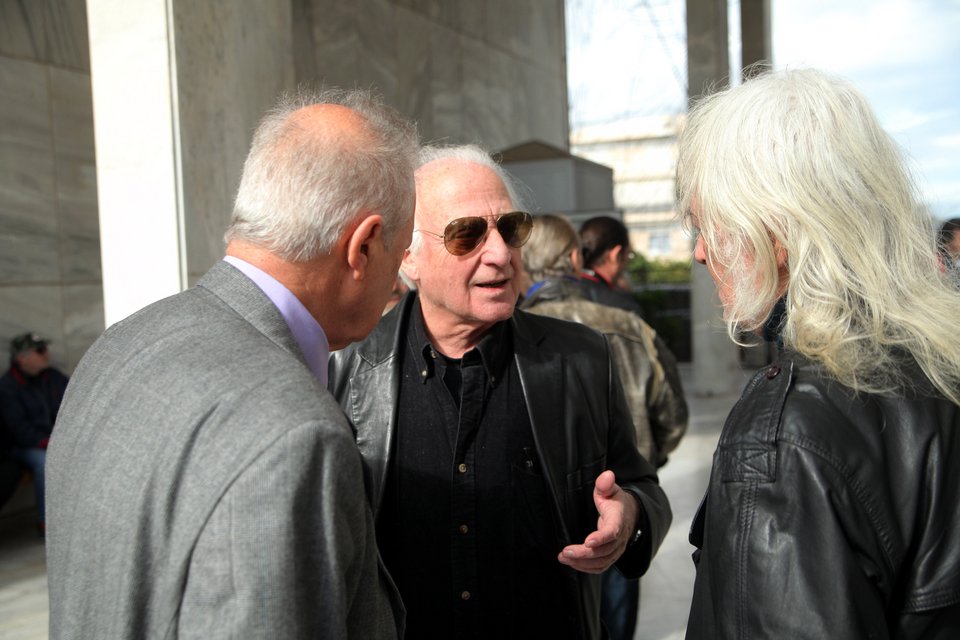 Aθάνατος! Συγκίνηση και πλήθος κόσμου στο τελευταίο «αντίο» στον Ντέμη Ρούσσο [εικόνες] | iefimerida.gr 7