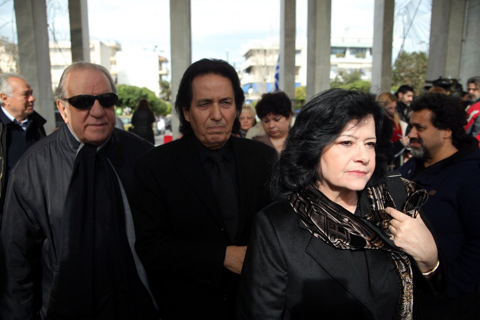 Aθάνατος! Συγκίνηση και πλήθος κόσμου στο τελευταίο «αντίο» στον Ντέμη Ρούσσο [εικόνες] | iefimerida.gr 8