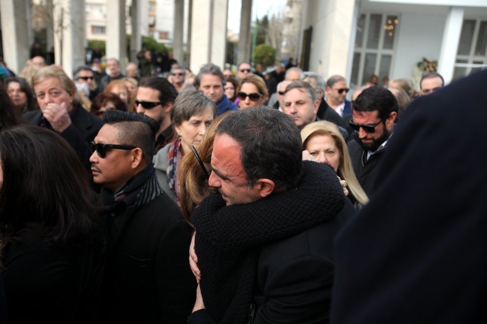 Aθάνατος! Συγκίνηση και πλήθος κόσμου στο τελευταίο «αντίο» στον Ντέμη Ρούσσο [εικόνες] | iefimerida.gr 13