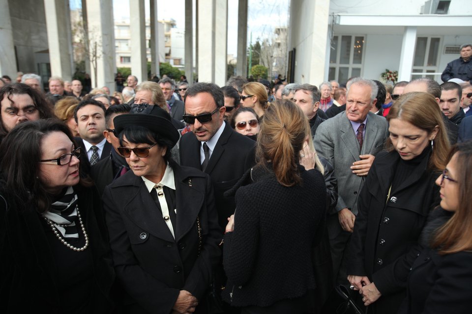 Aθάνατος! Συγκίνηση και πλήθος κόσμου στο τελευταίο «αντίο» στον Ντέμη Ρούσσο [εικόνες] | iefimerida.gr 14