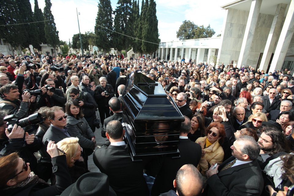 Aθάνατος! Συγκίνηση και πλήθος κόσμου στο τελευταίο «αντίο» στον Ντέμη Ρούσσο [εικόνες] | iefimerida.gr 15
