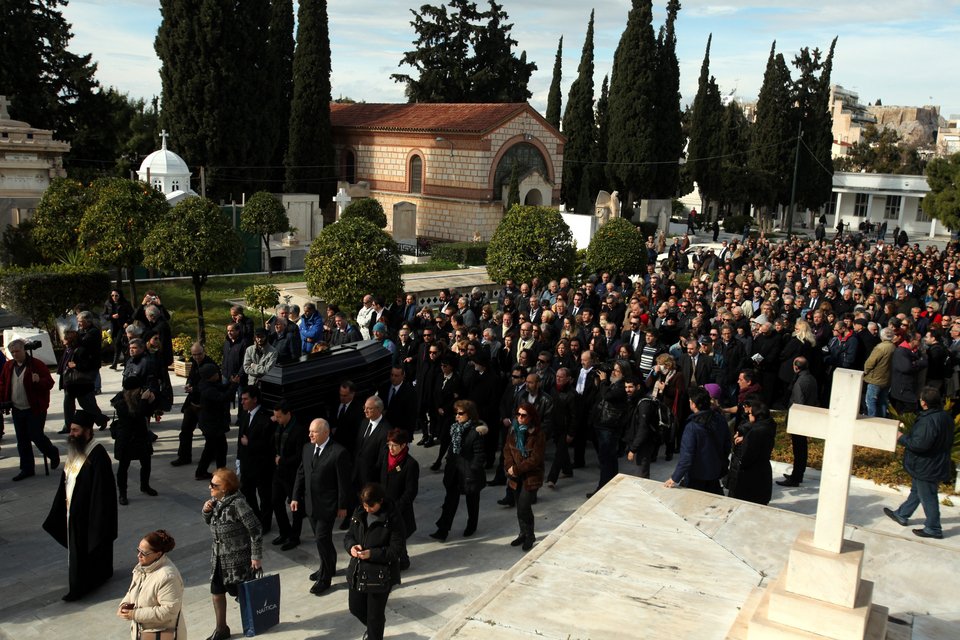 Aθάνατος! Συγκίνηση και πλήθος κόσμου στο τελευταίο «αντίο» στον Ντέμη Ρούσσο [εικόνες] | iefimerida.gr 16