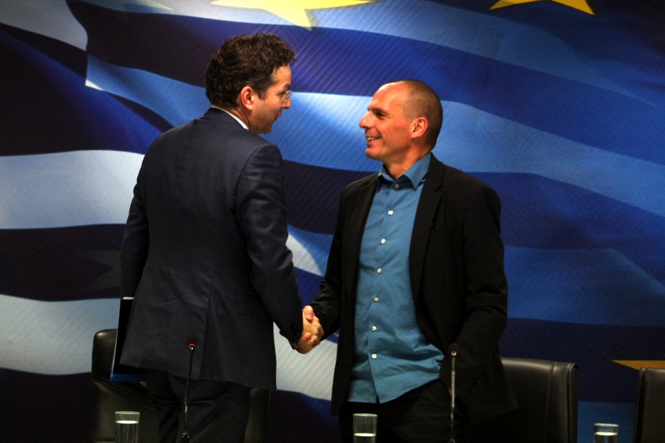 Καρέ καρέ η χειραψία-λαβή του Ντάισελμπλουμ που πάγωσε τον Βαρουφάκη -Τι του ψιθύρισε έξαλλος στο αυτί [εικόνες & βίντεο] | iefimerida.gr 1