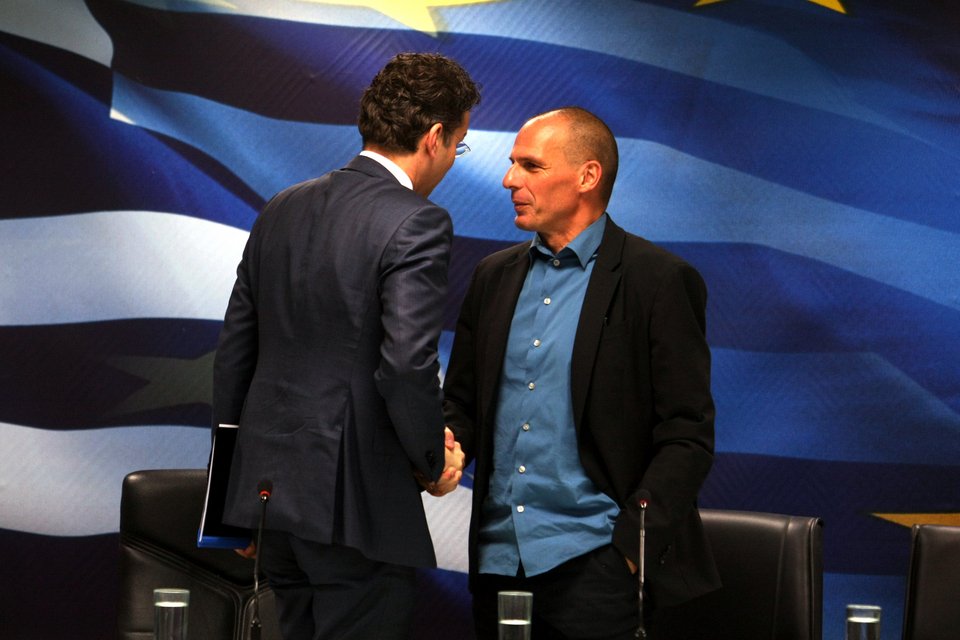 Καρέ καρέ η χειραψία-λαβή του Ντάισελμπλουμ που πάγωσε τον Βαρουφάκη -Τι του ψιθύρισε έξαλλος στο αυτί [εικόνες & βίντεο] | iefimerida.gr 2