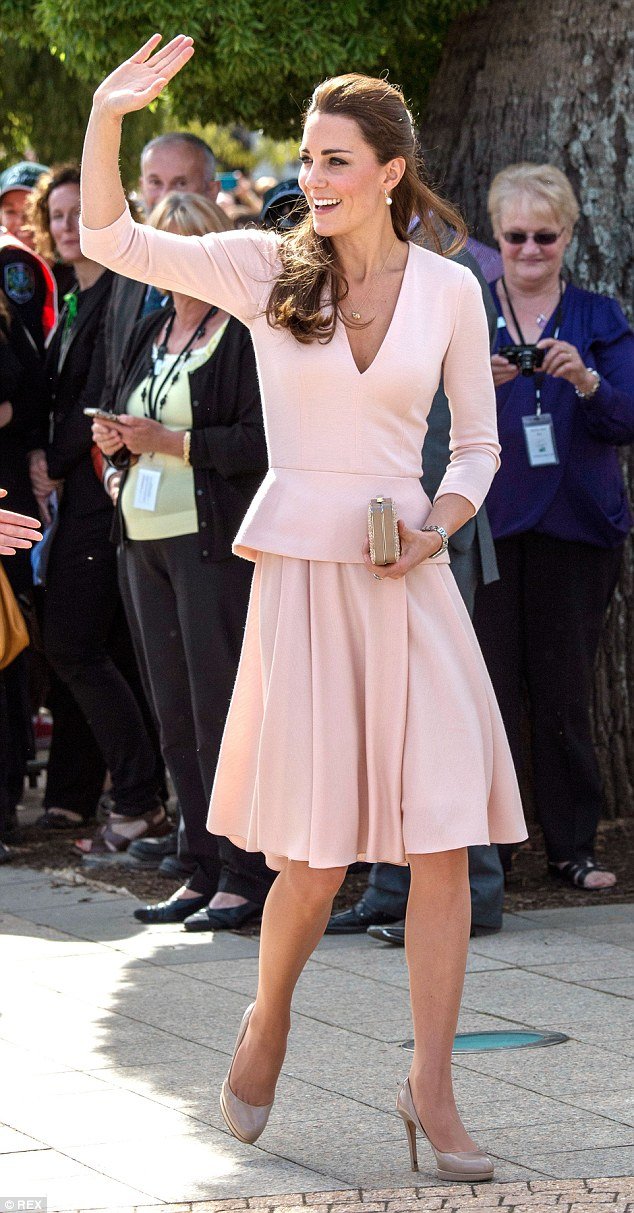 Το φαινόμενο Κέιτ: Πώς η Μίντλετον από χωριατοπούλα με κόκκινα μάγουλα έγινε θεά του στιλ -Καρέ καρέ η στιλιστική της εξέλιξη [εικόνα] | iefimerida.gr 32