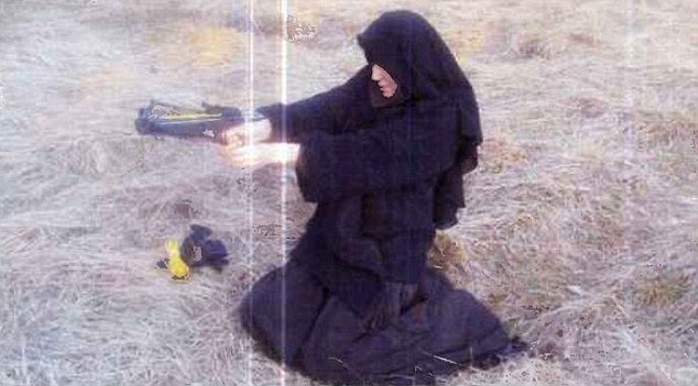 Η γυναίκα που κυνηγά όλη η Γαλλία -Οπλισμένη και επικίνδυνη η Χαγιάτ Μπουμεντιέν [εικόνες] | iefimerida.gr 6