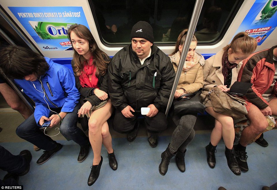 «Στο Μετρό χωρίς παντελόνια» -Χιλιάδες άνδρες και γυναίκες μπήκαν στο τρένο φορώντας μόνο το... εσώρουχό τους [εικόνες] | iefimerida.gr 3