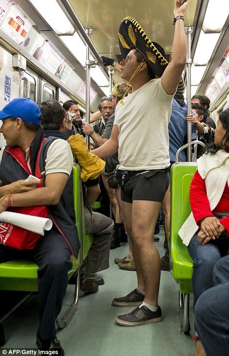 «Στο Μετρό χωρίς παντελόνια» -Χιλιάδες άνδρες και γυναίκες μπήκαν στο τρένο φορώντας μόνο το... εσώρουχό τους [εικόνες] | iefimerida.gr 10