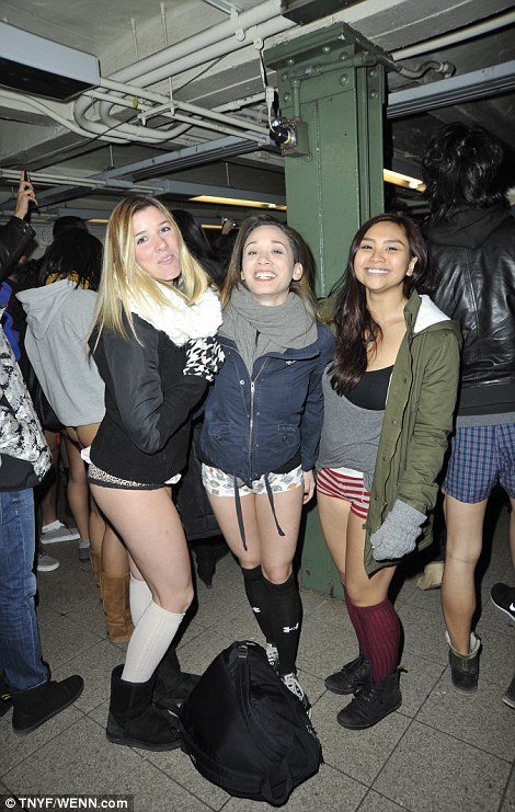 «Στο Μετρό χωρίς παντελόνια» -Χιλιάδες άνδρες και γυναίκες μπήκαν στο τρένο φορώντας μόνο το... εσώρουχό τους [εικόνες] | iefimerida.gr 13