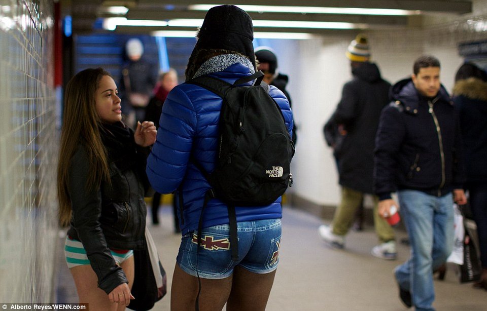 «Στο Μετρό χωρίς παντελόνια» -Χιλιάδες άνδρες και γυναίκες μπήκαν στο τρένο φορώντας μόνο το... εσώρουχό τους [εικόνες] | iefimerida.gr 15